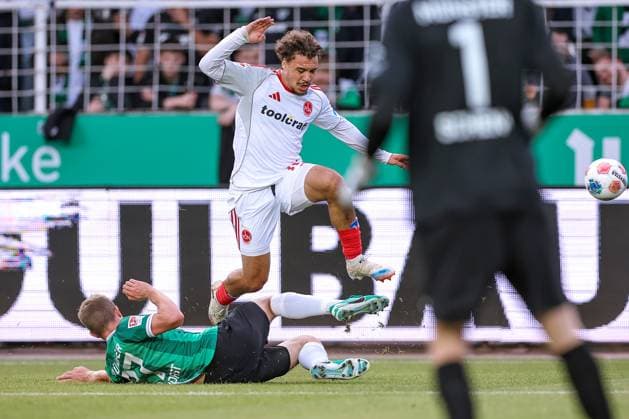 22 08 2025, Football, Preußen Münster 1 FC Nürnberg, 2 Fußball Bundesliga, Preußenstadion, Saison 2025 2026 Rafael Lubach 1FC Nuernberg 18 in duel against Jano ter Horst Preussen Muenster 27 DFB regulations prohibit any use of photographs as image sequences and or quasi video Nordrhein Westfalen Germany