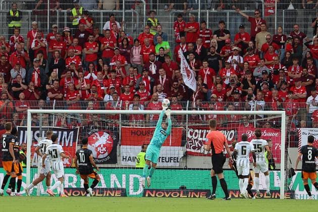 22 08 2025, xrekx, Soccer 2 Bundesliga, SV Elversberg 1 FC Kaiserslautern v l Parade Nicolas Kristof SV 07 Elversberg DFL DFB REGULATIONS PROHIBIT ANY USE OF PHOTOGRAPHS as IMAGE SEQUENCES and or QUASI VIDEO Elversberg