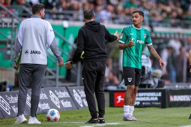 22 08 2025, Football, Preußen Münster 1 FC Nürnberg, 2 Fußball Bundesliga, Preußenstadion, Saison 2025 2026 Head coach Alexander Ende Preussen Muenster hc gesticulating to the substitution assistant after the substitution of Oliver Batista Meier Preussen Muenster 17 on the sidelines DFB regulations prohibit any use of photographs as image sequences and or quasi video Nordrhein Westfalen Germany