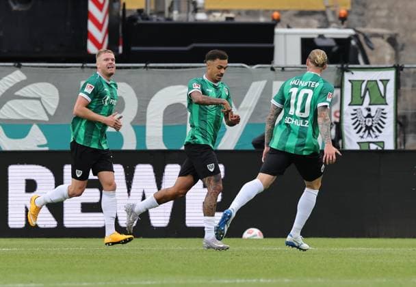 22 08 2025 Soccer Season 2025 2026 2 Soccer Bundesliga 03 Matchday SC Preußen Münster SCP 1 FC Nürnberg FCN Club Sportfoto Zink DaMa xdaxmax DFL regulations prohibit any use of photographs as image sequences and or quasi video only for editorial use Jubel Freude Torjubel nach Tor zum 1 0 Oliver Batista Meier 17, Preußen Münster und Mannschaft Team jubelt freut sich Torschütze Oliver Batista Meier 17, Preußen Münster