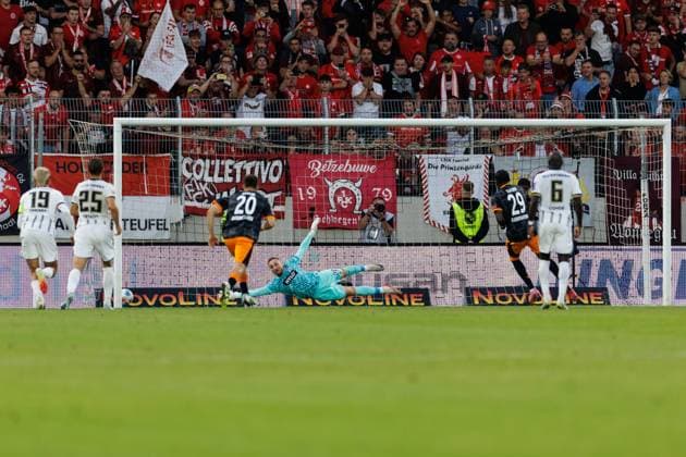 Richmond Tachie 1 FC Kaiserslautern scores from the penalty spot to make it 1 1 against Frank Lehmann SV 07 Elversberg , SV Elversberg vs 1 FC Kaiserslautern, Football, 2 Bundesliga, Matchday 3, Saison 2025 2026, 22 08 2025 DFB regulations prohibit any use of photographs as image sequences and or quasi video SV Elversberg vs 1 FC Kaiserslautern, Football, 2 Bundesliga, Matchday 3, Saison 2025 2026, 22 08 2025 Copyright: xEibner-Pressefoto AlexanderxNeisx EP_ANS