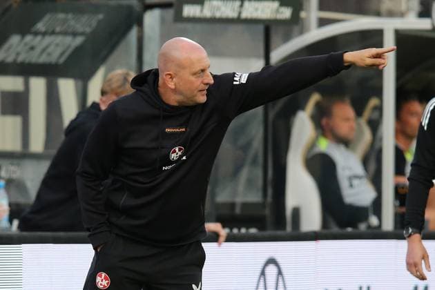 22 08 2025, xmohx, Soccer 2 Bundesliga, SV Elversberg 1 FC Kaiserslautern v l Coach Torsten Lieberknecht 1 FC Kaiserslautern gives instructions, gesticulates, gesticulate with arms gives instructions, gesticulate DFL DFB REGULATIONS PROHIBIT ANY USE OF PHOTOGRAPHS as IMAGE SEQUENCES and or QUASI VIDEO Elversberg