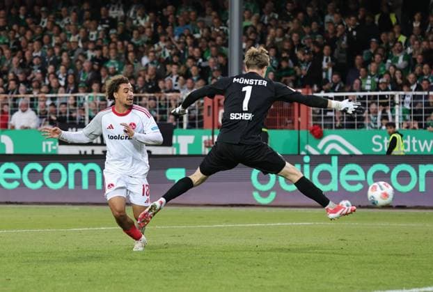 22 08 2025 Soccer Season 2025 2026 2 Soccer Bundesliga 03 Matchday SC Preußen Münster SCP 1 FC Nuremberg FCN Club Sportfoto Zink DaMa xdaxmax DFL regulations prohibit any use of photographs as image sequences and or quasi video only for editorial use Tor Treffer Torschuß zum 2 1 Torschütze Rafael Lubach 18, 1 FC Nuremberg FCN vs Johannes Schenk 1, Preußen Münster Anschlusstreffer