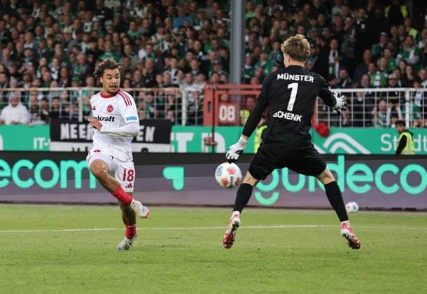 22 08 2025 Soccer Season 2025 2026 2 Soccer Bundesliga 03 Matchday SC Preußen Münster SCP 1 FC Nuremberg FCN Club Sportfoto Zink DaMa xdaxmax DFL regulations prohibit any use of photographs as image sequences and or quasi video only for editorial use Tor Treffer Torschuß zum 2 1 Torschütze Rafael Lubach 18, 1 FC Nuremberg FCN vs Johannes Schenk 1, Preußen Münster Anschlusstreffer