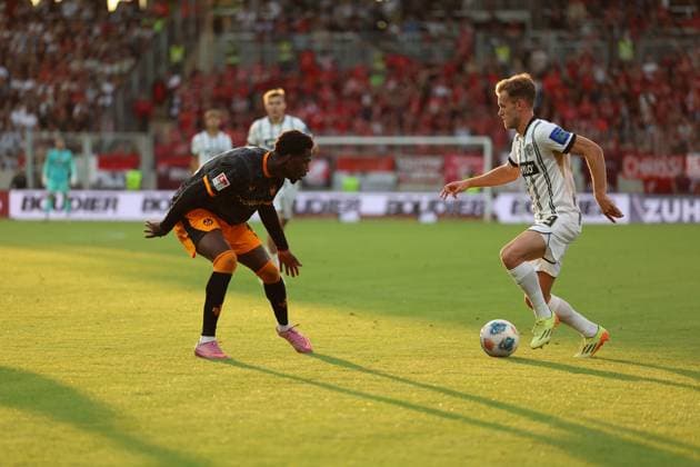 22 08 2025, xrekx, Soccer 2 Bundesliga, SV Elversberg 1 FC Kaiserslautern v l Faride Alidou 1 FC Kaiserslautern Tom Zimmerschied SV 07 Elversberg DFL DFB REGULATIONS PROHIBIT ANY USE OF PHOTOGRAPHS as IMAGE SEQUENCES and or QUASI VIDEO Elversberg