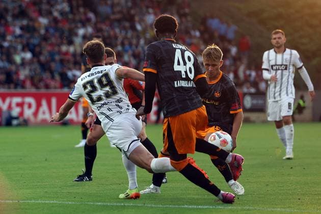 22 08 2025, xrekx, Soccer 2 Bundesliga, SV Elversberg 1 FC Kaiserslautern v l Tom Zimmerschied SV 07 Elversberg Referee Referee Dr Florian Exner Faride Alidou 1 FC Kaiserslautern Naatan Skyttä Skyttae 1 FC Kaiserslautern no foul DFL DFB REGULATIONS PROHIBIT ANY USE OF PHOTOGRAPHS as IMAGE SEQUENCES and or QUASI VIDEO Elversberg