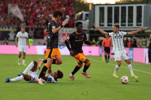 22 08 2025, xrekx, Soccer 2 Bundesliga, SV Elversberg 1 FC Kaiserslautern v l BambasÃ ContÃ SV 07 Elversberg Ji soo Kim 1 FC Kaiserslautern Faride Alidou 1 FC Kaiserslautern Tom Zimmerschied SV 07 Elversberg DFL DFB REGULATIONS PROHIBIT ANY USE OF PHOTOGRAPHS as IMAGE SEQUENCES and or QUASI VIDEO Elversberg