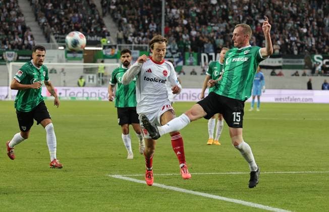 22 08 2025 Soccer Season 2025 2026 2 Soccer Bundesliga 03 Matchday SC Preußen Münster SCP 1 FC Nürnberg FCN Club Sportfoto Zink DaMa xdaxmax DFL regulations prohibit any use of photographs as image sequences and or quasi video only for editorial use Simon Scherder 15, Preußen Münster clarifies in front of Caspar Jander 20, 1 FC Nürnberg FCN