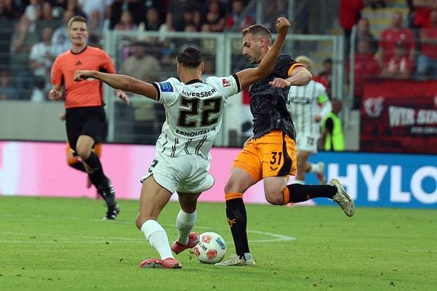 22 08 2025, xrekx, Soccer 2 Bundesliga, SV Elversberg 1 FC Kaiserslautern v l Younes Ebnoutalib SV 07 Elversberg Luca Sirch 1 FC Kaiserslautern Zweikampf, Aktion, action, battle for the ball DFL DFB REGULATIONS PROHIBIT ANY USE OF PHOTOGRAPHS as IMAGE SEQUENCES and or QUASI VIDEO Elversberg