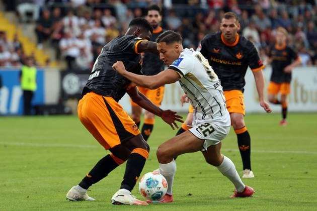 22 08 2025, xrekx, Soccer 2 Bundesliga, SV Elversberg 1 FC Kaiserslautern v l Maxwell Gyamfi 1 FC Kaiserslautern Younes Ebnoutalib SV 07 Elversberg Zweikampf, Aktion, action, battle for the ball DFL DFB REGULATIONS PROHIBIT ANY USE OF PHOTOGRAPHS as IMAGE SEQUENCES and or QUASI VIDEO Elversberg