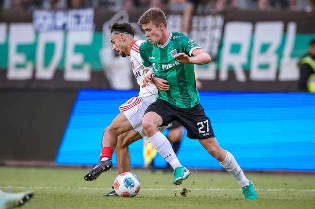 22 08 2025, Football, Preußen Münster 1 FC Nürnberg, 2 Fußball Bundesliga, Preußenstadion, Saison 2025 2026 Berkay Yilmaz 1FC Nuernberg 21 in duel against Jano ter Horst Preussen Muenster 27 DFB regulations prohibit any use of photographs as image sequences and or quasi video Nordrhein Westfalen Germany