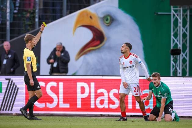 22 08 2025, Football, Preußen Münster 1 FC Nürnberg, 2 Fußball Bundesliga, Preußenstadion, Saison 2025 2026 Referee Jarno Wienefeld shows yellow card to Berkay Yilmaz 1FC Nuernberg 21 after foul on Jano ter Horst Preussen Muenster 27 DFB regulations prohibit any use of photographs as image sequences and or quasi video Nordrhein Westfalen Germany