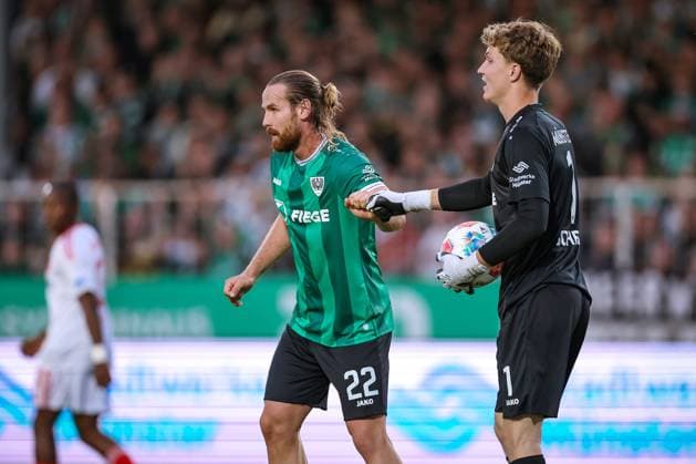 22 08 2025, Football, Preußen Münster 1 FC Nürnberg, 2 Fußball Bundesliga, Preußenstadion, Saison 2025 2026 Jannis Heuer Preussen Muenster 22 together with goalkeeper Johannes Schenk Preussen Muenster 01 DFB regulations prohibit any use of photographs as image sequences and or quasi video Nordrhein Westfalen Germany