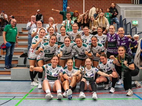 Cheers from the Frisch Auf Goeppingen team after the clear victory in the 1st round of the DHB Cup, Bergischer HC vs Frisch Auf Goeppingen, Handball, DHB Cup, Season 2025 2026, 22 08 2025 Bergischer HC vs Frisch Auf Goeppingen, Handball, DHB Cup, Season 2025 2026, 22 08 2025 Solingen Copyright: xMichaelxSchmidt Eibner-Pressefotx EP_MST