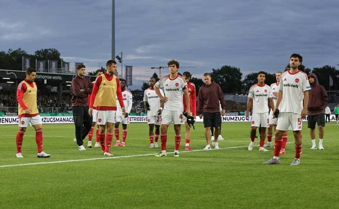 22 08 2025 Soccer Season 2025 2026 2 Soccer Bundesliga 03 Matchday SC Preußen Münster SCP 1 FC Nürnberg FCN Club Sportfoto Zink DaMa xdaxmax DFL regulations prohibit any use of photographs as image sequences and or quasi video only for editorial use Mannschaft Team of FCN disappointed Disappointment after the end of the match