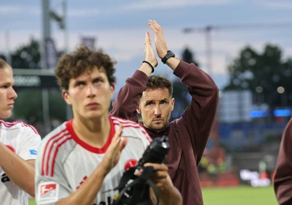 22 08 2025 Soccer Season 2025 2026 2 Soccer Bundesliga 03 Matchday SC Preußen Münster SCP 1 FC Nürnberg FCN Club Sportfoto Zink DaMa xdaxmax DFL regulations prohibit any use of photographs as image sequences and or quasi video only for editorial use Miroslav Miro Klose Trainer 1 FC Nürnberg FCN applauds clapping his hands Clubfan Clubfans FCN Fans Fans after the end of the match to