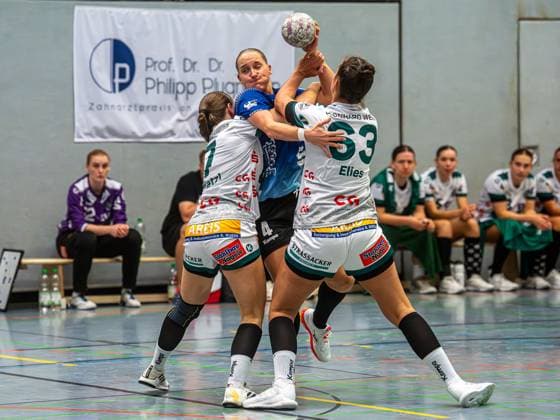 Svenja Mann Bergischer HC, 04 in duel with Lea Watzl Frisch Auf Women, 07 and Stephanie Elies Frisch Auf Women, 63 , Bergischer HC vs Frisch Auf Goeppingen, Handball, DHB Cup, Season 2025 2026, 22 08 2025 Bergischer HC vs Frisch Auf Goeppingen, Handball, DHB Cup, Season 2025 2026, 22 08 2025 Solingen Copyright: xMichaelxSchmidt Eibner-Pressefotx EP_MST