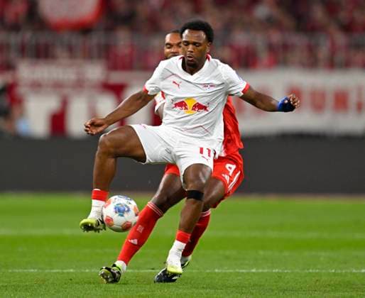 22 08 2025, Soccer Bundesliga 2025 2026, Matchday 1, FC Bayern Munich RB Leipzig, at the Allianz Arena Munich, v l Lois Openda RB Leipzig vs Jonathan Tah FC Bayern Munich DFL and DFB regulations prohibit any use of photographs as image sequences and or quasi video