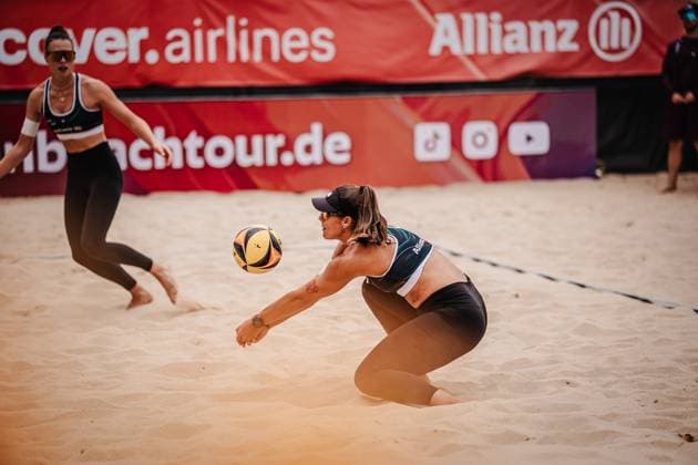 Beach volleyball women Allianz German Beach Tour 2025 Tour stop Berlin 22 08 2025 Leonie Klinke takes the ball Berlin Funkhaus Beach Berlin Germany