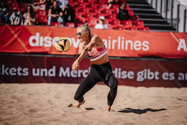 Beach Volleyball Women Allianz German Beach Tour 2025 Tourstop Berlin 22 08 2025 Paula Schürholz plays the ball Berlin Funkhaus Beach Berlin Germany