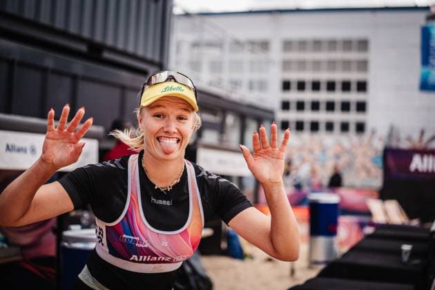 Beach volleyball women Allianz German Beach Tour 2025 Tourstop Berlin 22 08 2025 Chenoa Christ enters the stadium Berlin Funkhaus Beach Berlin Germany