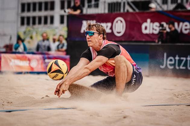 Beach volleyball men Allianz German Beach Tour 2025 Tourstop Berlin 22 08 2025 Yannik Ahr takes the ball Berlin Funkhaus Beach Berlin Germany