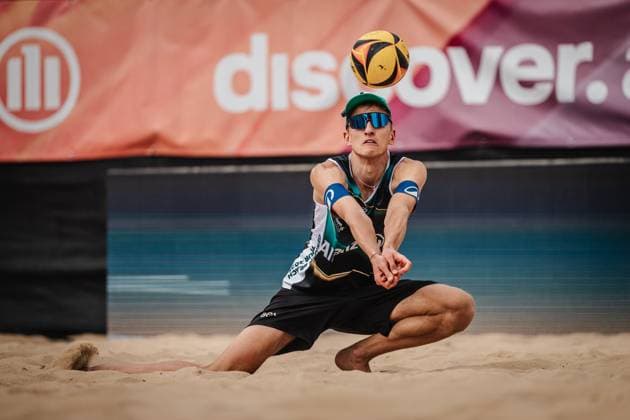 Beach volleyball men Allianz German Beach Tour 2025 Tourstop Berlin 22 08 2025 Momme Lorenz takes the ball Berlin Funkhaus Beach Berlin Germany