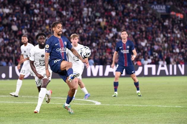 Paris Saint-Germain v Angers SCO - Ligue 1 McDonald s 2025 2026 02 Carlens ARCUS (sco) - 29 Bradley BARCOLA (psg) during Ligue 1 McDonald s match between Paris and Angers at Parc des Princes on August 22, 2025 in Paris, France. Paris France  Copyright: xFEPx 776370786