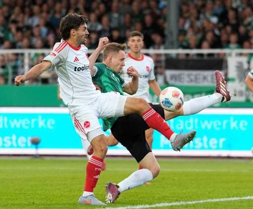 Tom Baack 1 FC Nuernberg, 5 vs Paul Jaeckel SC Preussen Muenster, 3 GER, SC Preussen Muenster vs 1 FC Nuernberg 2 Bundesliga, Matchday 3, Season 2025 2026, 22 08 2025 DFL REGULATIONS PROHIBIT ANY USE OF PHOTOGRAPHS AS IMAGE SEQUENCES AND OR QUASI VIDEO GER, SC Preussen Muenster vs 1 FC Nuernberg, 2 Bundesliga, Matchday 3, Season 2025 2026, 22 08 2025 Braunschweig Copyright: xEibner-Pressefoto ScottxColemanx EP_SCN