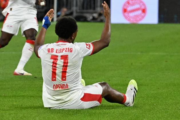 22.08.2025, xsltx, Fussball 1.Bundesliga, FC Bayern Muenchen - RB Leipzig v.l. Lois Openda (RB Leipzig) Enttäuscht, traurig, frustriert (DFL DFB REGULATIONS PROHIBIT ANY USE OF PHOTOGRAPHS as IMAGE SEQUENCES and or QUASI-VIDEO) Muenchen *** 22 08 2025, xsltx, Soccer 1 Bundesliga, FC Bayern Muenchen RB Leipzig v l Lois Openda RB Leipzig Disappointed, sad, frustrated DFL DFB REGULATIONS PROHIBIT ANY USE OF PHOTOGRAPHS as IMAGE SEQUENCES and or QUASI VIDEO Muenchen