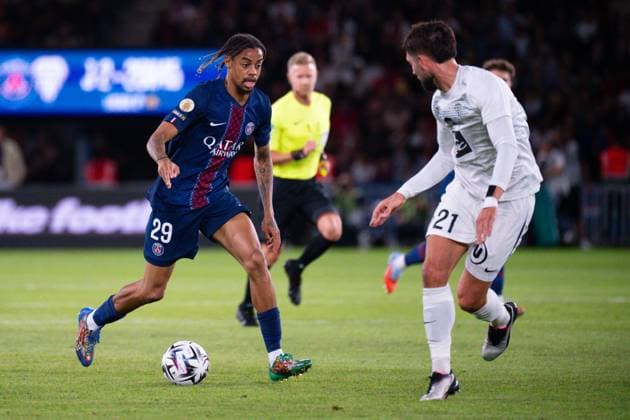 FOOTBALL : PSG vs Angers - Ligue1 - 22 08 2025 Bradley Barcola ( 29 - PSG ) and Jordan LEFORT ( 21 - Angers ) during the Ligue 1 match between Paris Saint Germain and Angers SCO at Parc Des Princes on August 22 , 2025 in Paris, France. ( Photo by Federico Pestellini PsnewZ ) - ParisFrance  Copyright: xx