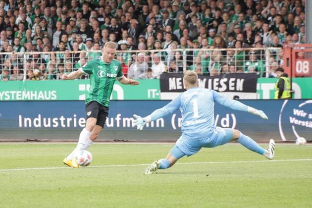 22 08 2025, xgrfx, Soccer 2 Bundesliga, Preußen Münster 1 FC Nürnberg v l Lars Lokotsch Preußen Münster , Jan Reichert 1 FC Nürnberg DFL DFB REGULATIONS PROHIBIT ANY USE OF PHOTOGRAPHS as IMAGE SEQUENCES and or QUASI VIDEO Münster