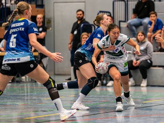Haruno Sasaki Frisch Auf Women, 32 in duel with Madita Probst Bergischer HC, 10 , Bergischer HC vs Frisch Auf Goeppingen, Handball, DHB Pokal, Season 2025 2026, 22 08 2025 Bergischer HC vs Frisch Auf Goeppingen, Handball, DHB Pokal, Season 2025 2026, 22 08 2025 Solingen Copyright: xMichaelxSchmidt Eibner-Pressefotx EP_MST