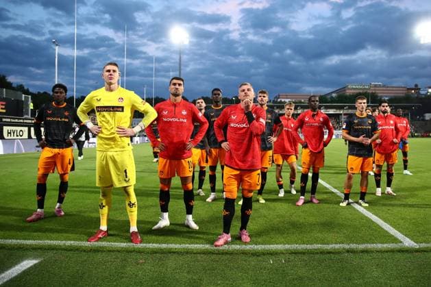 22 08 2025, xmohx, Soccer 2 Bundesliga, SV Elversberg 1 FC Kaiserslautern v l Kaiserslautern players are disappointed, sad, frustrated DFLB DFB REGULATIONS PROHIBIT ANY USE OF PHOTOGRAPHS as IMAGE SEQUENCES and or QUASI VIDEO Elversberg