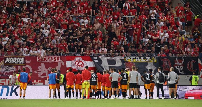 22 08 2025, Football, Men, 2 Bundesliga, Season 2025 2026, SV 07 Elversberg 1 FC Kaiserslautern, The team of 1 FC Kaiserslautern walks in front of the fans after the match Elversberg Ursapharm Arena an der Kaiserlinde Saarland Germany EN Copyright: xFabianxKleerx