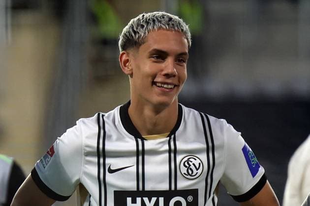 22 08 2025, xrekx, Fußball 2 Bundesliga, SV Elversberg 1 FC Kaiserslautern v l Frederik Schmahl SV 07 Elversberg lacht, laechelt, positiv, zufrieden, laughs, smiles, positive, satisfied Mannschaft, Spieler, jubeln nach Spielende, Team, Player, celebrate at the end of the match DFL DFB REGULATIONS PROHIBIT ANY USE OF PHOTOGRAPHS as IMAGE SEQUENCES and or QUASI VIDEO Elversberg