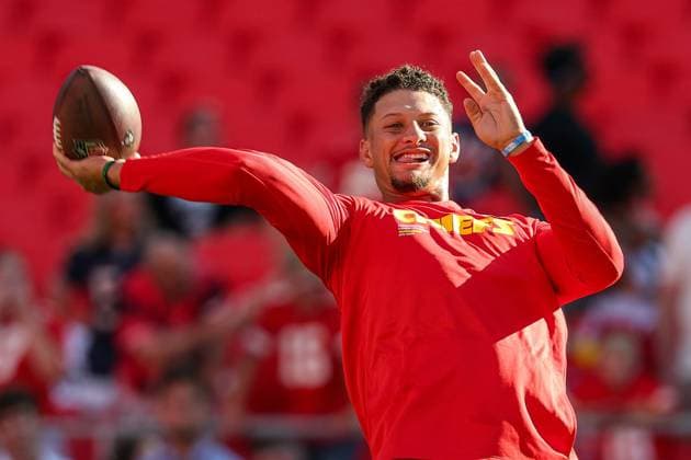 August 22, 2025: Kansas City Chiefs quarterback Patrick Mahomes (15) throws a pass during warmups before an NFL, American Football Herren, USA preseason football game against the Chicago Bears at GEHA Field at Arrowhead Stadium in Kansas City, MO. CSM Kansas City United States of America - ZUMAc04_ 20250822_zma_c04_019 Copyright: xDavidxSmithx