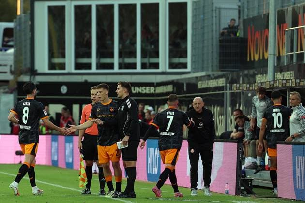 22 08 2025, xrekx, Soccer 2 Bundesliga, SV Elversberg 1 FC Kaiserslautern v l Aus Substitution Semih Sahin 1 FC Kaiserslautern Tobias Raschl 1 FC Kaiserslautern Marlon Ritter 1 FC Kaiserslautern Torsten Lieberknecht Coach 1 FC Kaiserslautern Mahir Emreli 1 FC Kaiserslautern DFL DFB REGULATIONS PROHIBIT ANY USE OF PHOTOGRAPHS as IMAGE SEQUENCES and or QUASI VIDEO Elversberg