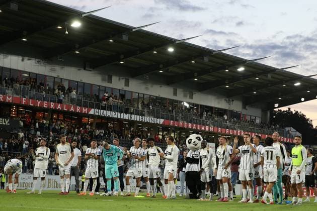 22 08 2025, xrekx, Soccer 2 Bundesliga, SV Elversberg 1 FC Kaiserslautern v l Die Mannschaft Elversberg Mannschaft, Spieler, jubeln nach Spielende, Team, Player, celebrate at the end of the match DFL DFB REGULATIONS PROHIBIT ANY USE OF PHOTOGRAPHS as IMAGE SEQUENCES and or QUASI VIDEO Elversberg