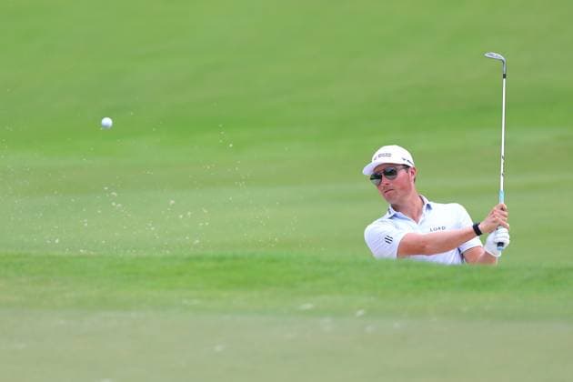 ATLANTA, GA - AUGUST 22: Ben Griffin (USA) hits a shot out of the bunker on the 18th hole during the second round of the PGA, Golf Herren Tour Championship on August 22, 2025 at East Lake Golf Club in Atlanta, GA. (Photo by Jeff Robinson Icon Sportswire) GOLF: AUG 22 PGA FedEx Cup Playoffs - Tour Championship EDITORIAL USE ONLY Icon25082247803