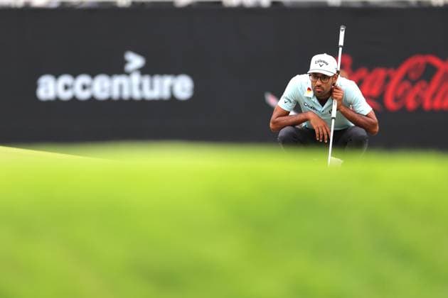 ATLANTA, GA - AUGUST 22: Akshay Bhatia (USA) lines up his putt on the 18th green during the second round of the PGA, Golf Herren Tour Championship on August 22, 2025 at East Lake Golf Club in Atlanta, GA. (Photo by Jeff Robinson Icon Sportswire) GOLF: AUG 22 PGA FedEx Cup Playoffs - Tour Championship EDITORIAL USE ONLY Icon25082247808