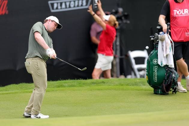 ATLANTA, GA - AUGUST 22: Robert MacIntyre (Scotland) chips the ball on hole 18 during the second round of the PGA, Golf Herren Tour Championship on August 22, 2025 at East Lake Golf Club in Atlanta, GA. (Photo by Jeff Robinson Icon Sportswire) GOLF: AUG 22 PGA FedEx Cup Playoffs - Tour Championship EDITORIAL USE ONLY Icon2508224697