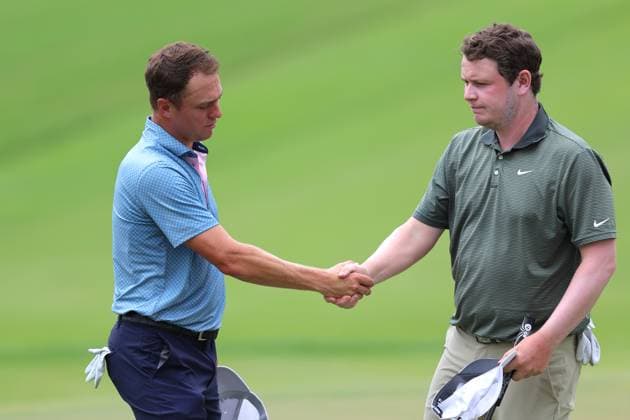 ATLANTA, GA - AUGUST 22: Robert MacIntyre (Scotland) shakes hands with Justin Thomas (USA) on hole 18 during the second round of the PGA, Golf Herren Tour Championship on August 22, 2025 at East Lake Golf Club in Atlanta, GA. (Photo by Jeff Robinson Icon Sportswire) GOLF: AUG 22 PGA FedEx Cup Playoffs - Tour Championship EDITORIAL USE ONLY Icon2508225060