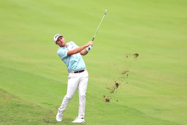ATLANTA, GA - AUGUST 22: Russell Henley (USA) hits a fairway shot on hole 10 during the second round of the PGA, Golf Herren Tour Championship on August 22, 2025 at East Lake Golf Club in Atlanta, GA. (Photo by Jeff Robinson Icon Sportswire) GOLF: AUG 22 PGA FedEx Cup Playoffs - Tour Championship EDITORIAL USE ONLY Icon2508223806