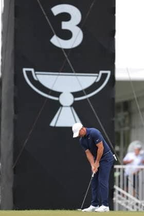 ATLANTA, GA - AUGUST 22: Rory McIlroy ( Northern Ireland) hits his putt on hole 3 during the second round of the PGA, Golf Herren Tour Championship on August 22, 2025 at East Lake Golf Club in Atlanta, GA. (Photo by Jeff Robinson Icon Sportswire) GOLF: AUG 22 PGA FedEx Cup Playoffs - Tour Championship EDITORIAL USE ONLY Icon250822688