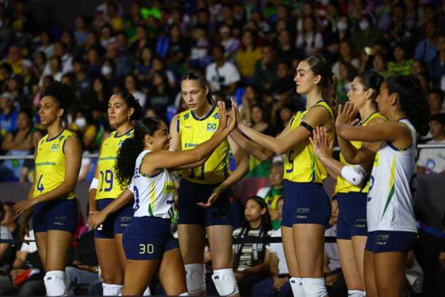 (250823) -- CHIANG MAI, Aug. 23, 2025 -- Marcelle de Arruda Mattos da Silva (3rd L) of Brazil claps hands with teammates during the Preliminary Phase Pool C match between Brazil and Greece at the Volleyball Women s World Championship, WM, Weltmeisterschaft in Chiang Mai, Thailand, Aug. 22, 2025. ) (SP)THAILAND-CHIANG MAI-VOLLEYBALL-WOMEN S WORLD CHAMPIONSHIP-BRA VS GRE SunxWeitong 
