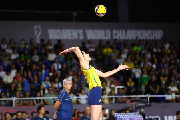 (250823) -- CHIANG MAI, Aug. 23, 2025 -- Diana Duarte Alecrim of Brazil serves during the Preliminary Phase Pool C match between Brazil and Greece at the Volleyball Women s World Championship, WM, Weltmeisterschaft in Chiang Mai, Thailand, Aug. 22, 2025. ) (SP)THAILAND-CHIANG MAI-VOLLEYBALL-WOMEN S WORLD CHAMPIONSHIP-BRA VS GRE SunxWeitong 
