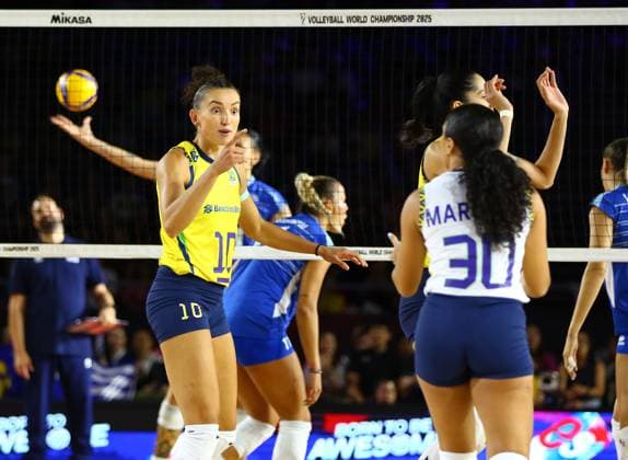(250823) -- CHIANG MAI, Aug. 23, 2025 -- Gabriela Braga Guimaraes (L) of Brazil reacts during the Preliminary Phase Pool C match between Brazil and Greece at the Volleyball Women s World Championship, WM, Weltmeisterschaft in Chiang Mai, Thailand, Aug. 22, 2025. ) (SP)THAILAND-CHIANG MAI-VOLLEYBALL-WOMEN S WORLD CHAMPIONSHIP-BRA VS GRE SunxWeitong 