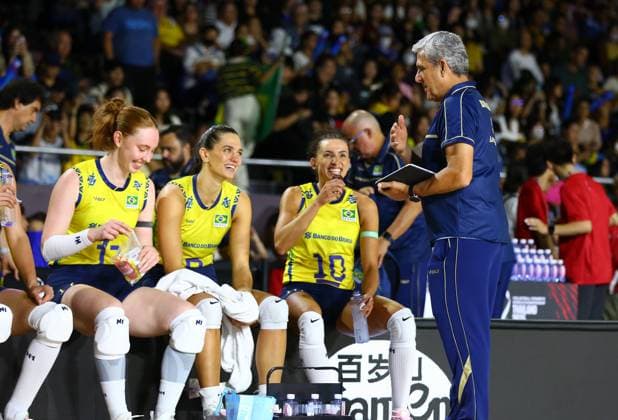 (250823) -- CHIANG MAI, Aug. 23, 2025 -- Head coach Jose Roberto Guimaraes (1st R) of Brazil talks to players during the Preliminary Phase Pool C match between Brazil and Greece at the Volleyball Women s World Championship, WM, Weltmeisterschaft in Chiang Mai, Thailand, Aug. 22, 2025. ) (SP)THAILAND-CHIANG MAI-VOLLEYBALL-WOMEN S WORLD CHAMPIONSHIP-BRA VS GRE SunxWeitong 