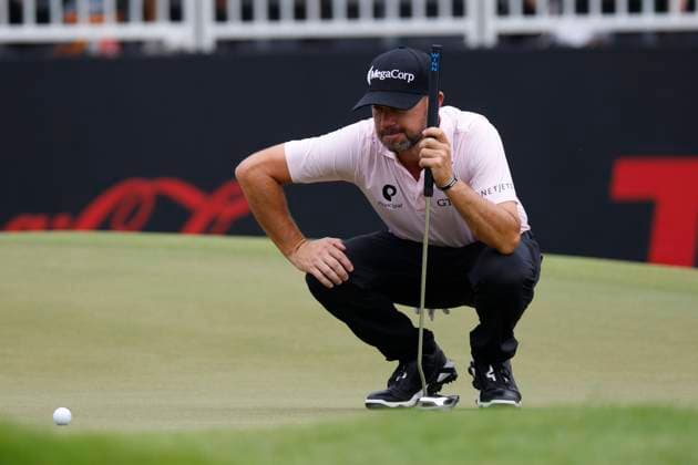 ATLANTA, GA - AUGUST 22: Brian Harman of the United States reads a putt on No. 18 during the second round of the PGA, Golf Herren Tour Championship, August 22, 2025 at East Lake Golf Club in Atlanta, Georgia. (Photo by Matthew Maxey Icon Sportswire) GOLF: AUG 22 PGA FedEx Cup Playoffs - Tour Championship EDITORIAL USE ONLY Icon250822038